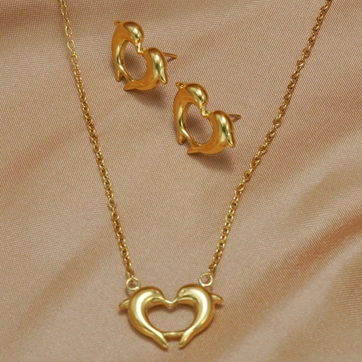 Ensemble Collier et Boucles d’Oreilles Dauphin en Forme de Cœur en Acier Inoxydable Doré 18K – Cadeau Élégant Étanche & Hypoallergénique
