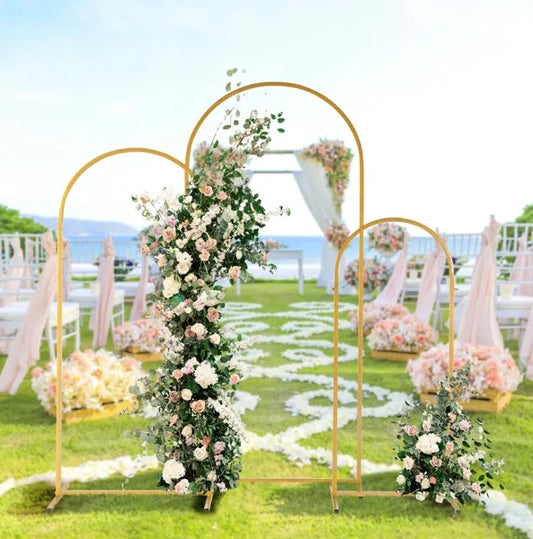 Ensemble de trois arches de mariage en fer doré – Hauteurs 180 cm, 150 cm et 120 cm