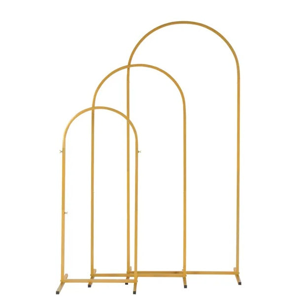Ensemble de trois arches de mariage en fer doré – Hauteurs 180 cm, 150 cm et 120 cm