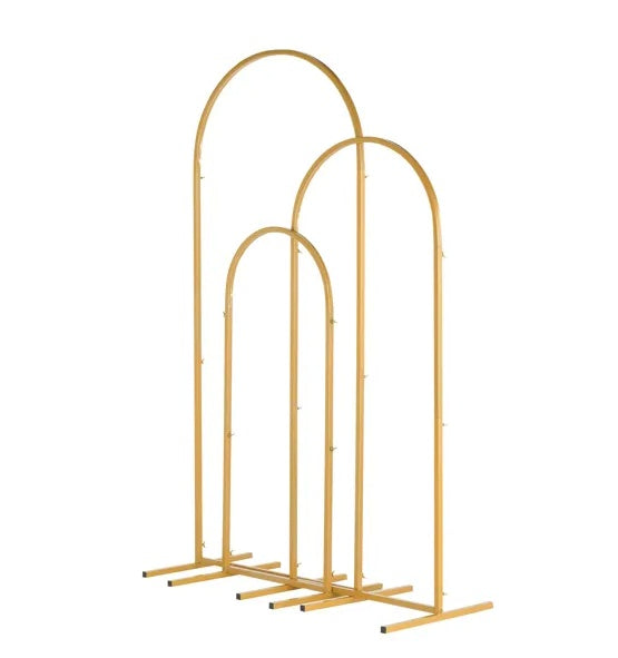 Ensemble de trois arches de mariage en fer doré – Hauteurs 180 cm, 150 cm et 120 cm