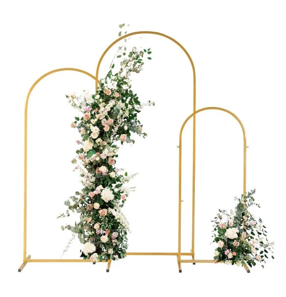 Ensemble de trois arches de mariage en fer doré – Hauteurs 180 cm, 150 cm et 120 cm