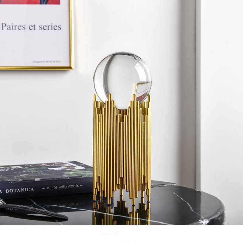 Décoration en métal avec boule de cristal pour salon