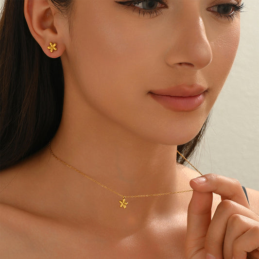 Ensemble Collier et Boucles d’Oreilles Fleur en Acier Inoxydable Doré 18K – Bijou Mignon & Élégant, Étanche