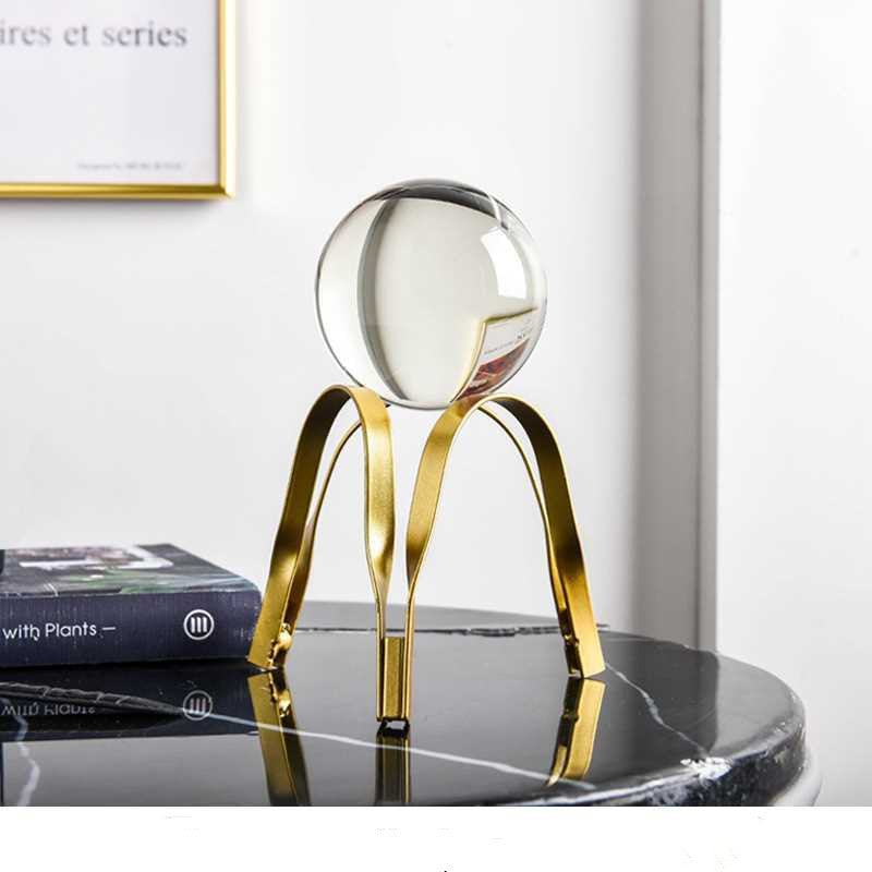 Décoration en métal avec boule de cristal pour salon