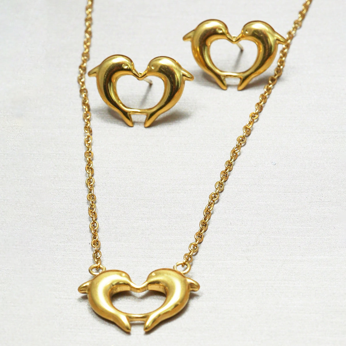 Ensemble Collier et Boucles d’Oreilles Dauphin en Forme de Cœur en Acier Inoxydable Doré 18K – Cadeau Élégant Étanche & Hypoallergénique