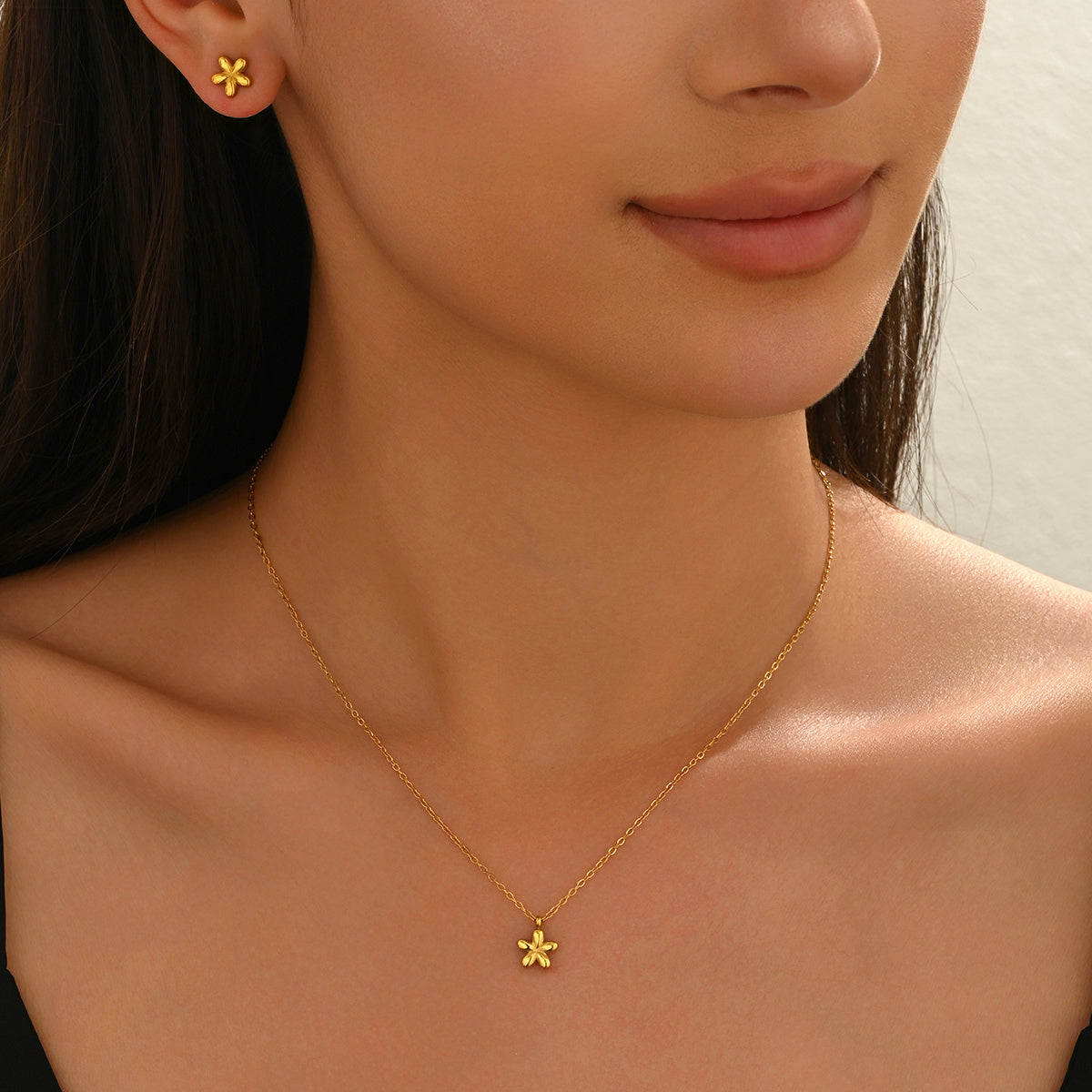 Ensemble Collier et Boucles d’Oreilles Fleur en Acier Inoxydable Doré 18K – Bijou Mignon & Élégant, Étanche