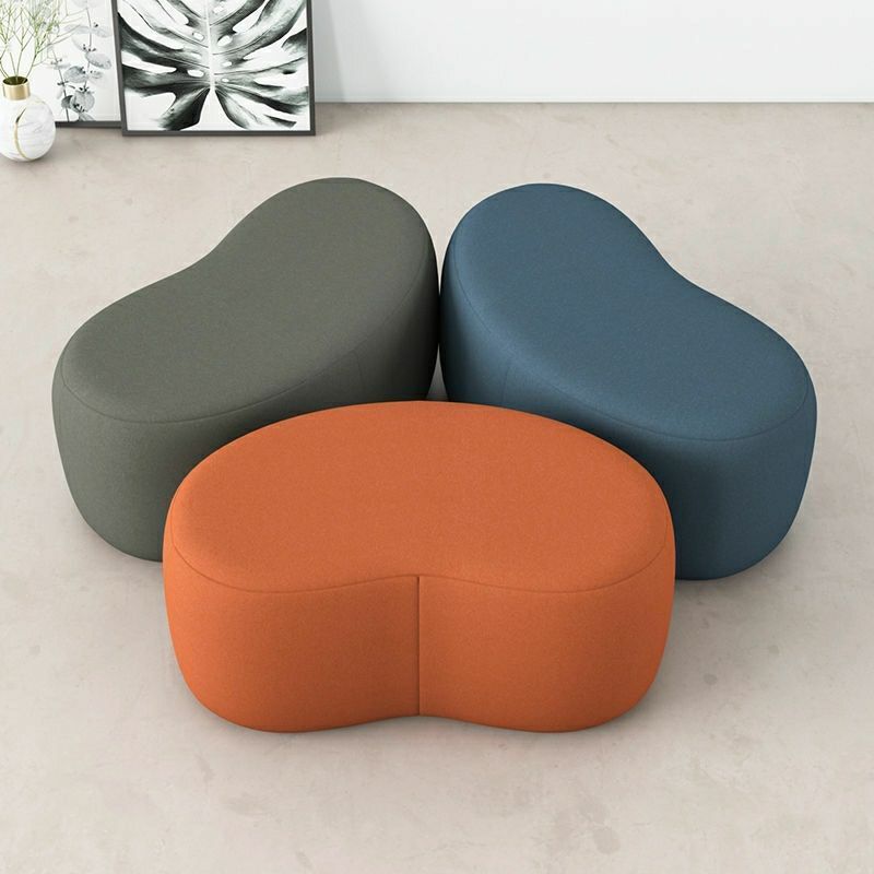 Canapé de salon, table basse, tabouret