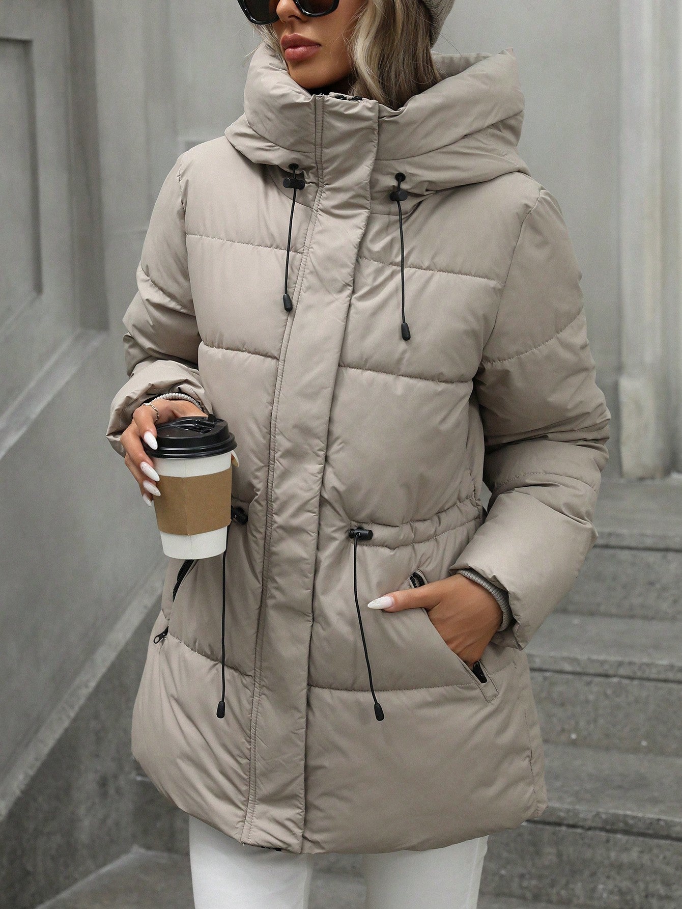 Manteau Matelassé Femme – Hiver, Longueur Mi-cuisse, Capuche & Taille Ajustable