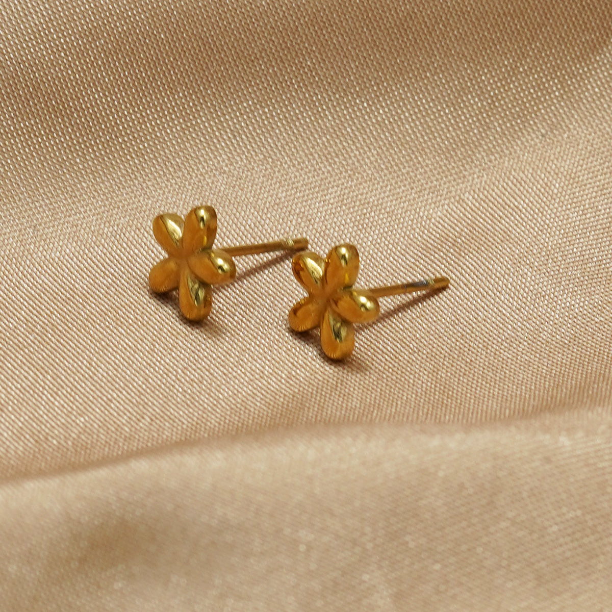 Ensemble Collier et Boucles d’Oreilles Fleur en Acier Inoxydable Doré 18K – Bijou Mignon & Élégant, Étanche
