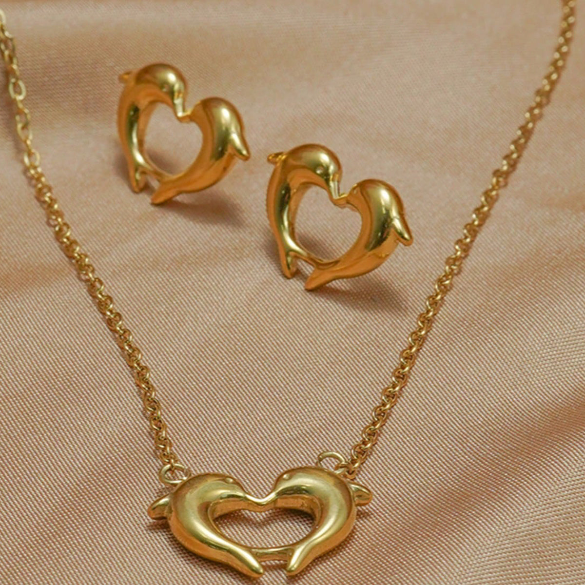 Ensemble Collier et Boucles d’Oreilles Dauphin en Forme de Cœur en Acier Inoxydable Doré 18K – Cadeau Élégant Étanche & Hypoallergénique