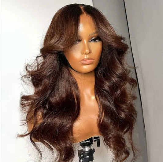 Perruque 13x5 Body Wave Sans Colle avec Frange – HD Dentelle Pré-coupée – Cheveux 100% Humains
Pre-Glue-Free 13x5 Body Wave Lace Front Wig with Bangs – HD Pre-Cut Lace Human Hair Wig