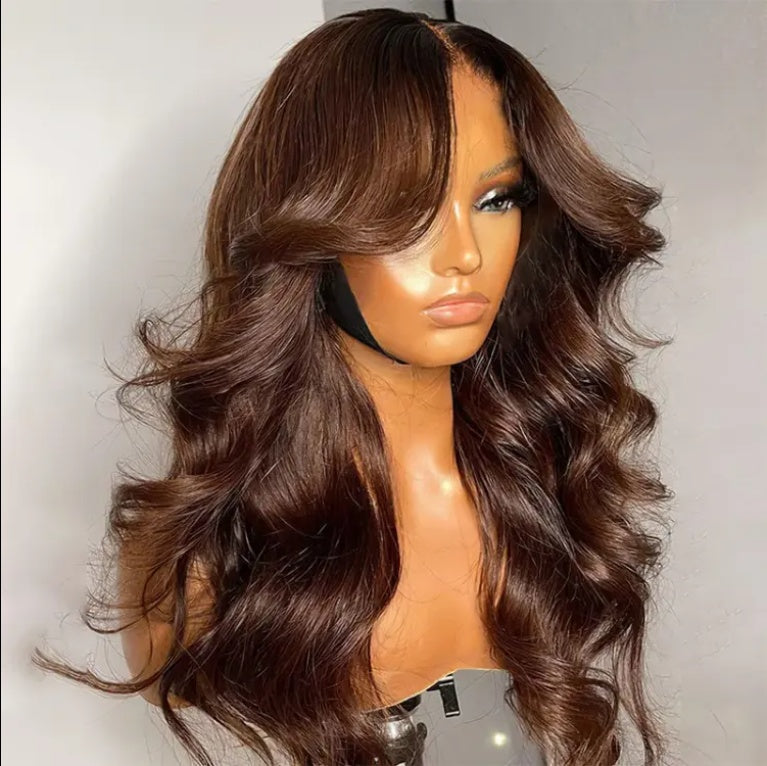 Perruque 13x5 Body Wave Sans Colle avec Frange – HD Dentelle Pré-coupée – Cheveux 100% Humains
Pre-Glue-Free 13x5 Body Wave Lace Front Wig with Bangs – HD Pre-Cut Lace Human Hair Wig