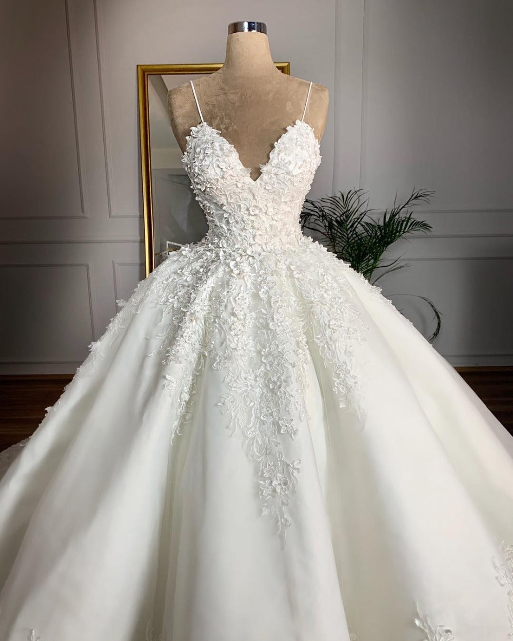 Robe de mariée sexy en dentelle à col en V profond – Longueur au sol – Aura romantique et élégance – Banquet de mariage – Nouveauté printemps 2024