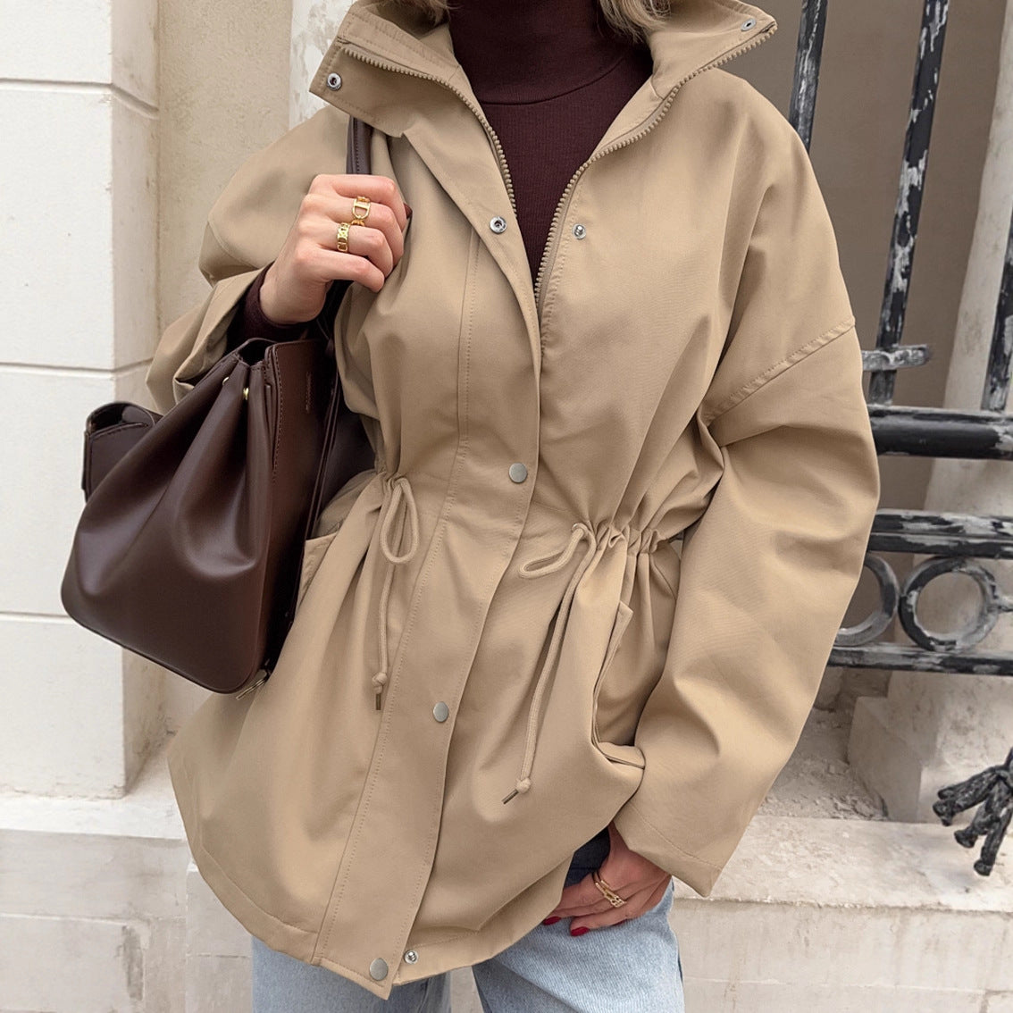Manteau trench femme mi-long – Taille cintrée par cordon, style élégant