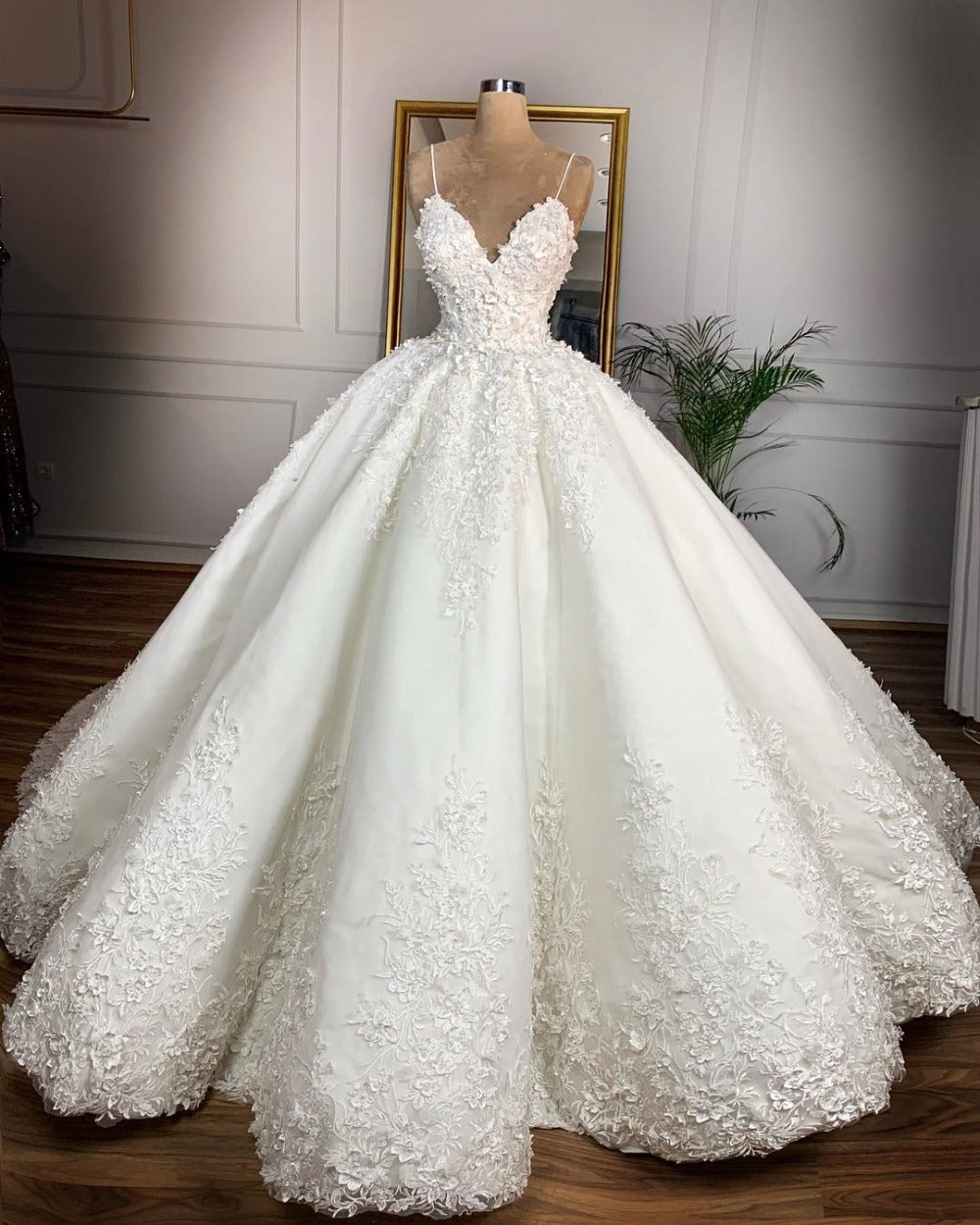 Robe de mariée sexy en dentelle à col en V profond – Longueur au sol – Aura romantique et élégance – Banquet de mariage – Nouveauté printemps 2024