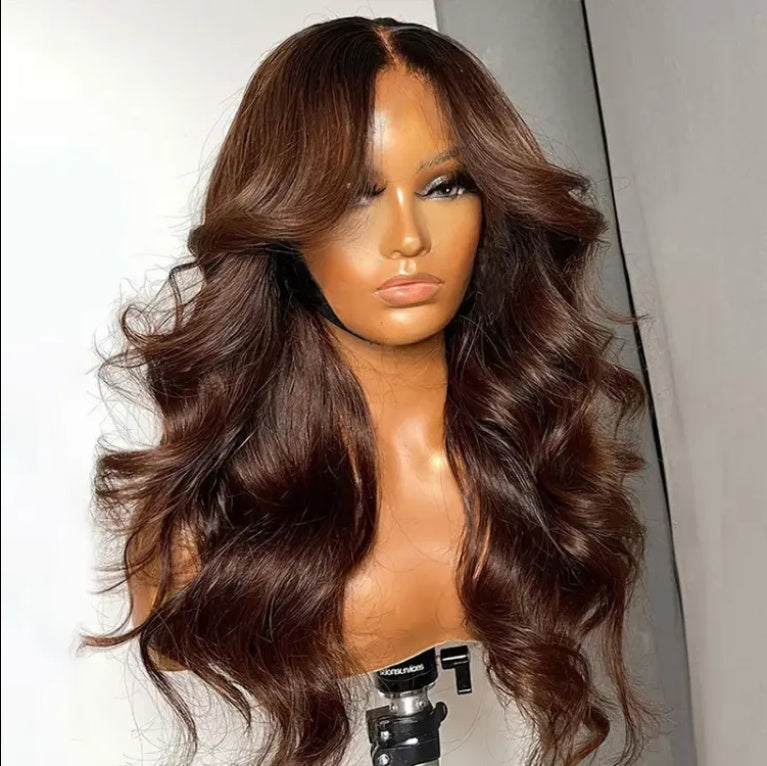 Perruque 13x5 Body Wave Sans Colle avec Frange – HD Dentelle Pré-coupée – Cheveux 100% Humains
Pre-Glue-Free 13x5 Body Wave Lace Front Wig with Bangs – HD Pre-Cut Lace Human Hair Wig